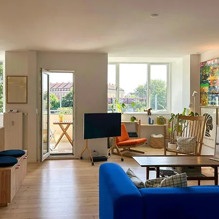 Bright Flat With Unique Finds On Hillerodgade Copenhague